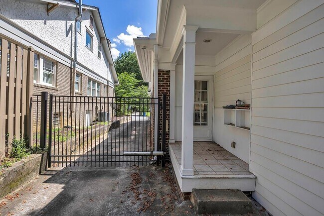 Building Photo - 876 Courtenay Dr NE