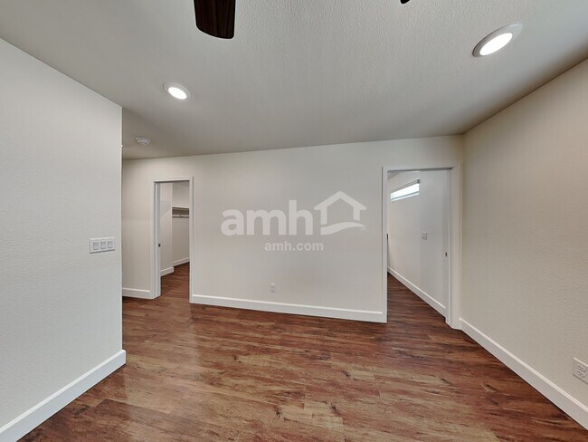 Building Photo - 872 Longwood Gdns St