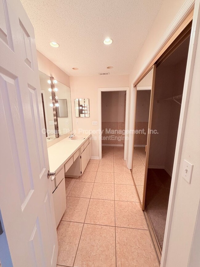 Building Photo - 15436 E Pond Woods Dr