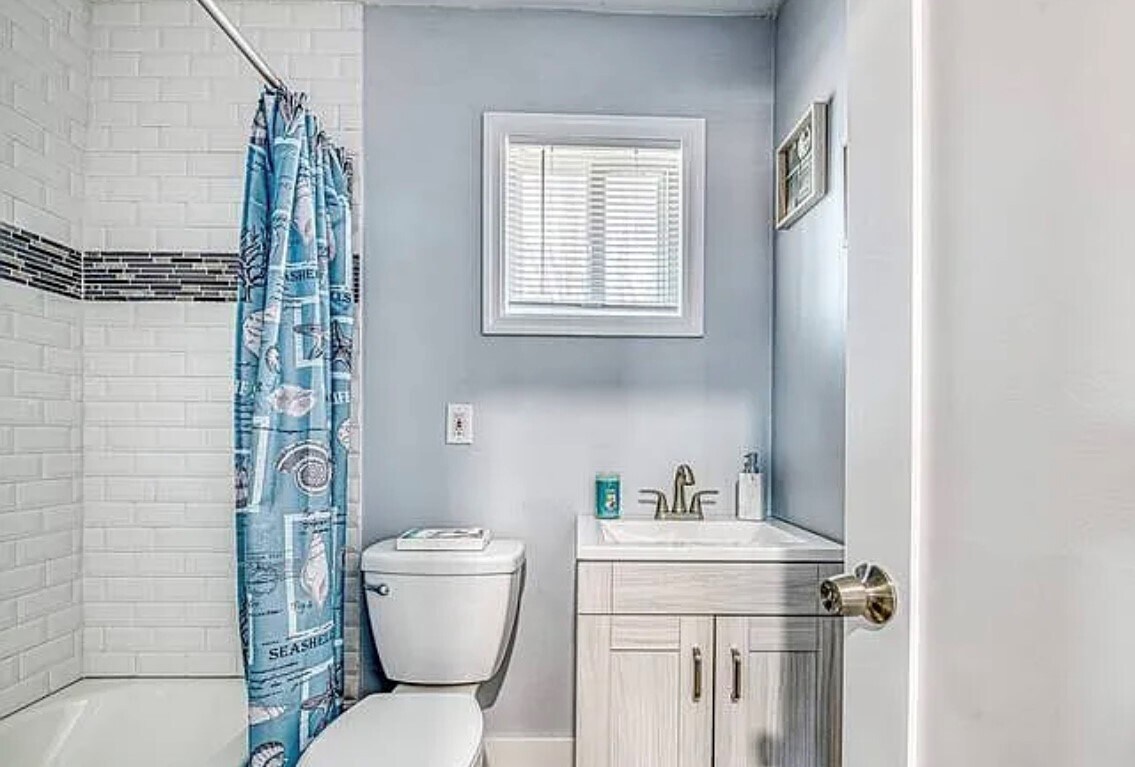 Building Photo - 62 Canoe Place Rd