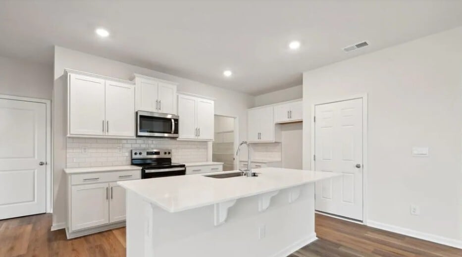 Building Photo - 8048 Plymouth Dr