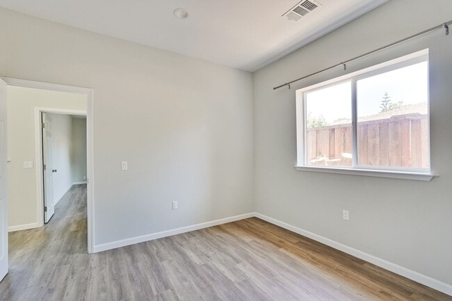 Building Photo - Excellent 2 bed 1 Bath ADU