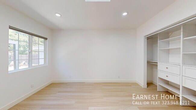 Building Photo - 5844 Vesper Ave