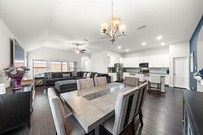 Building Photo - 23706 Via Viale Dr