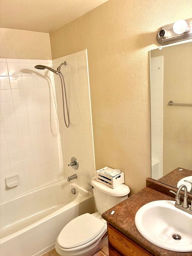 Building Photo - Ranch style home with 3 bed 2 bath and ove...