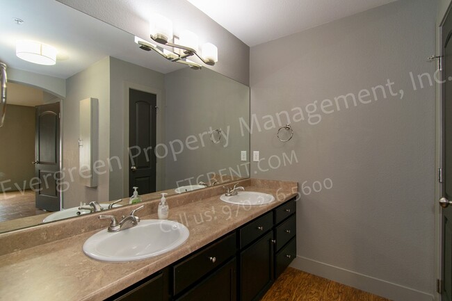 Building Photo - 2 bedroom, 2 bathroom condo in prime locat...