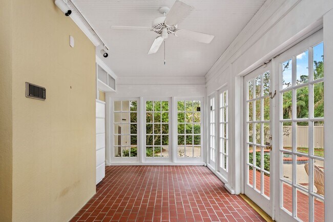 Building Photo - Winter Park Pool Home on half acre lot, st...