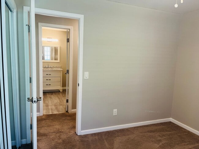 Building Photo - Beautiful 3 bedroom, 3 bathroom with large...