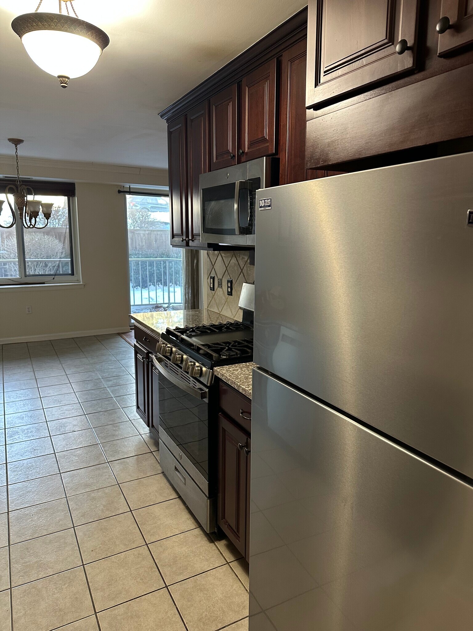 Building Photo - 1637 Oakwood Dr