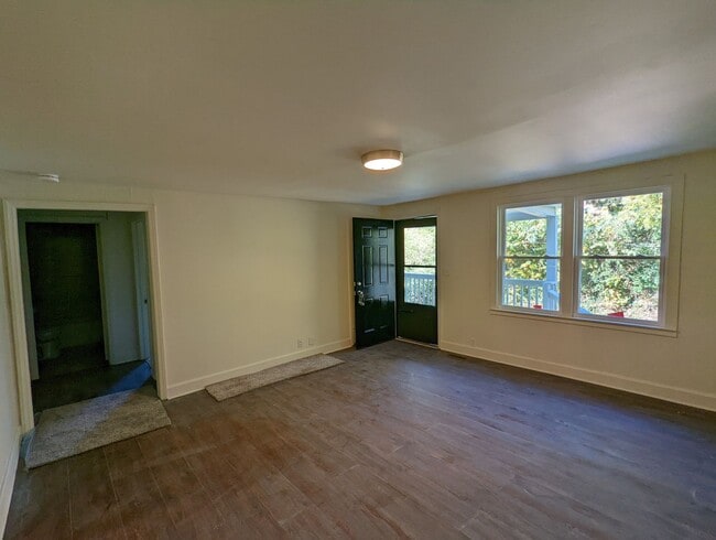 Building Photo - 2 Bedroom Red Bank House