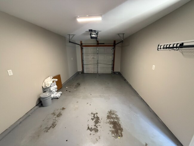 Building Photo - 235 Frontier Dr