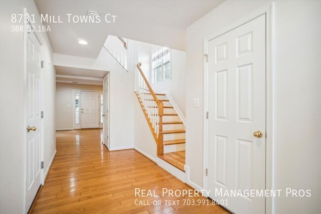 Building Photo - Bright & Spacious End-Unit Townhome – Perf...