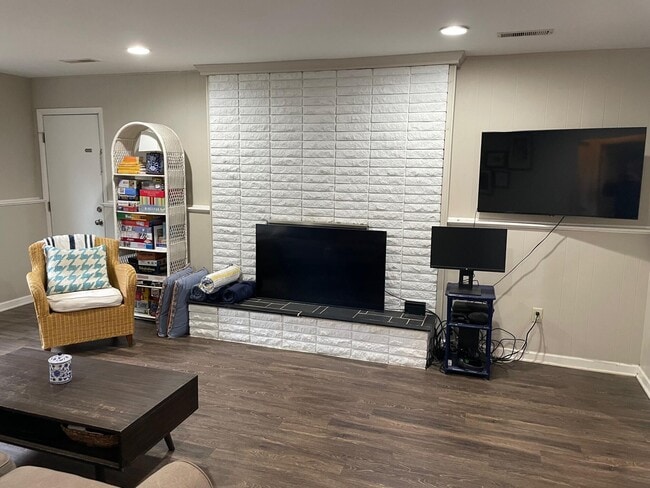 Building Photo - 3533 Frederick Dr