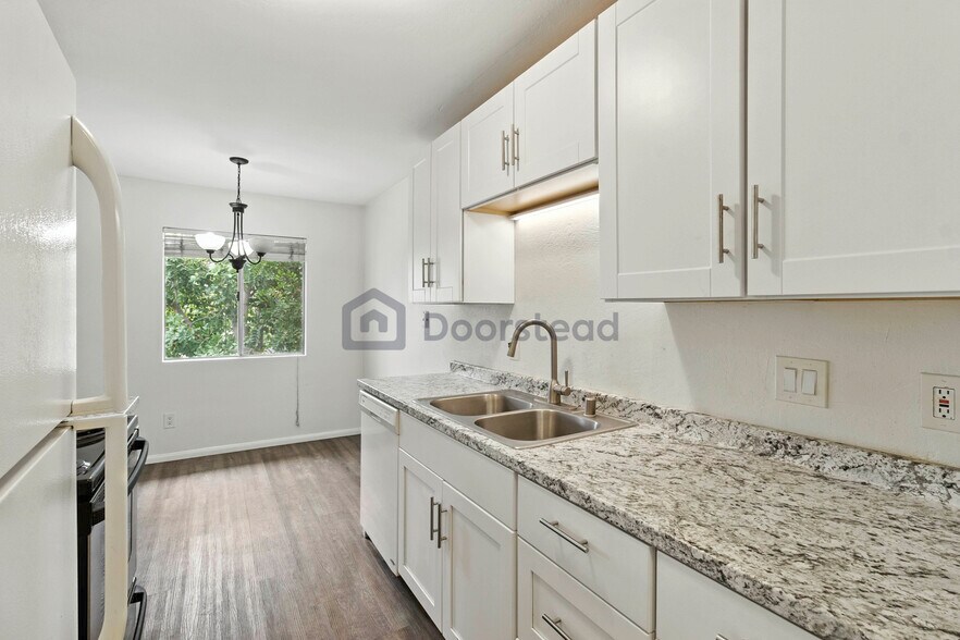 Building Photo - 9175 Campina Dr