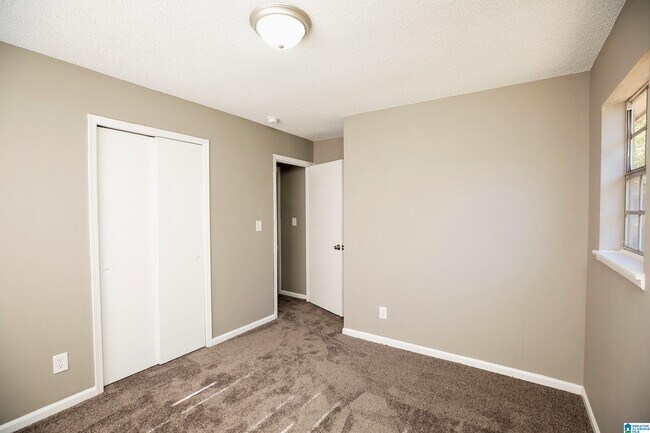 Building Photo - 5140 Hickory Dr NE