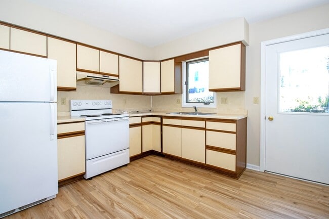 Building Photo - Two Bedroom Apartment