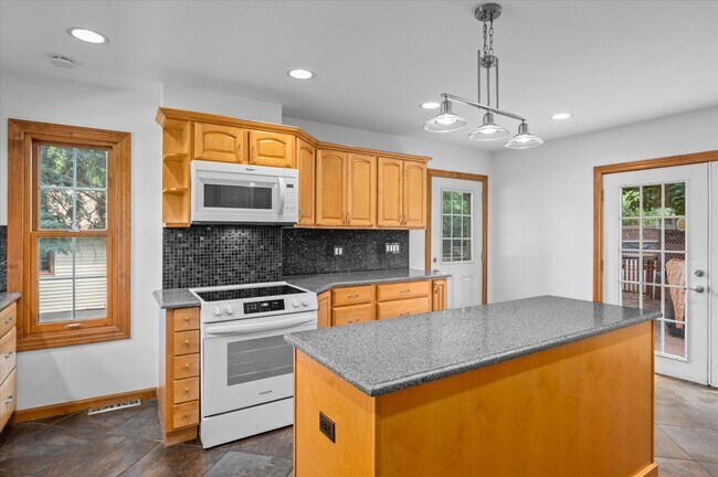 Building Photo - 145 Maple St