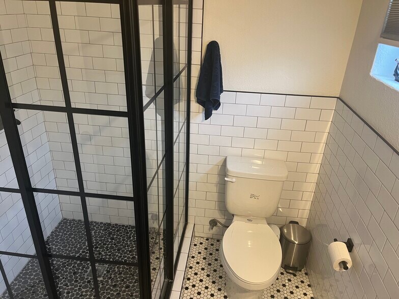 Primary bath - 2844 E Edison St