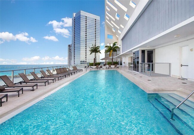 Building Photo - 1300 Brickell Bay Dr
