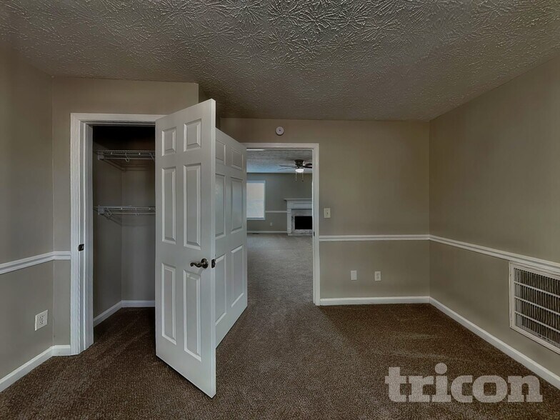 Building Photo - 202 Larson Ln