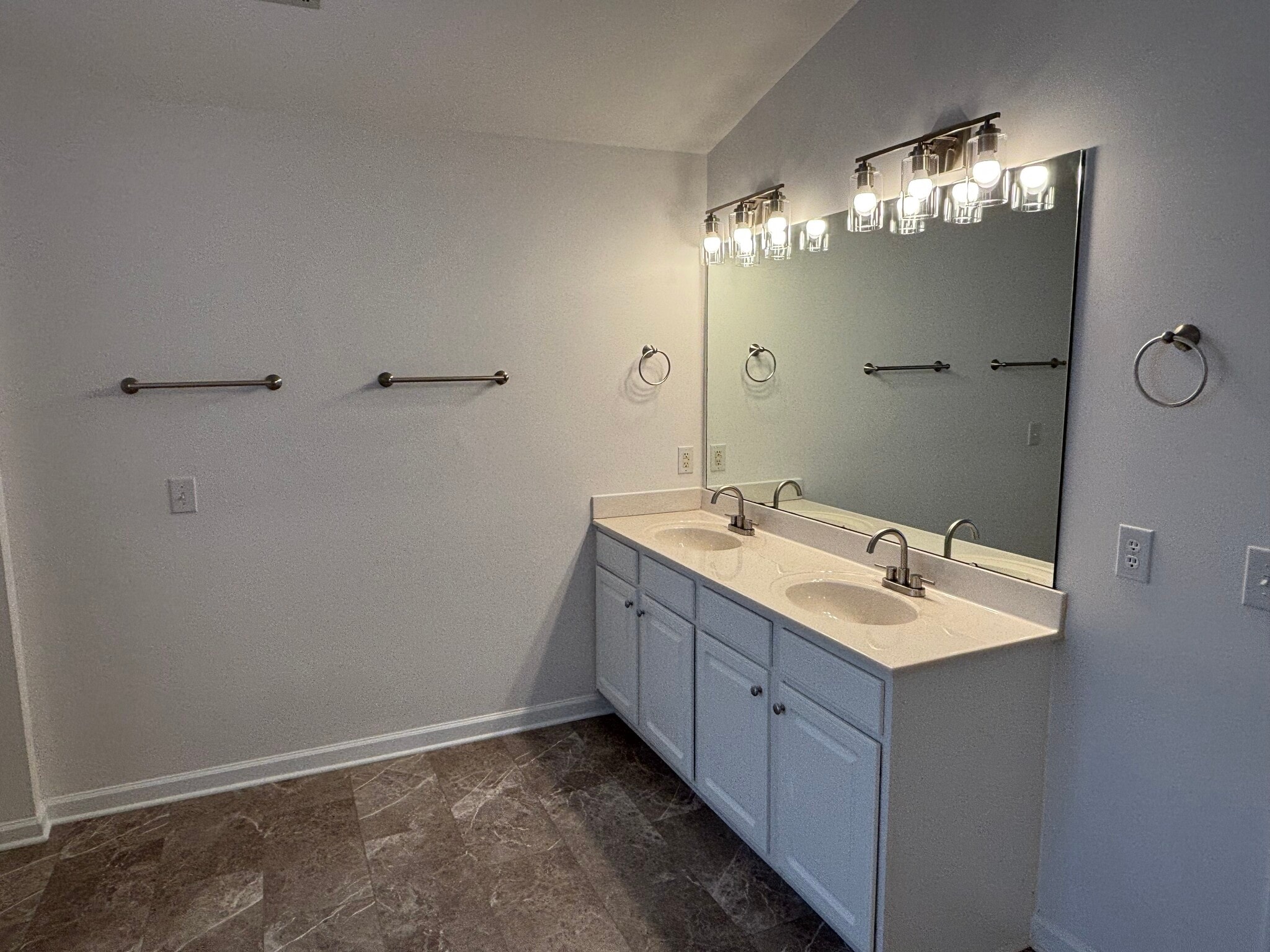 Building Photo - 27 Farm Brook Way