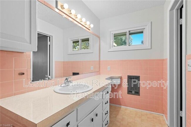Building Photo - 4850 Ellen Ave