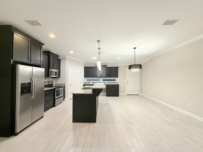 Building Photo - 2016 Salamanca St