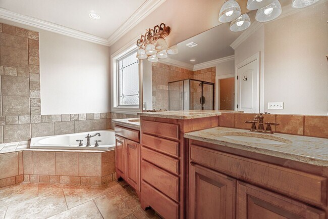 Building Photo - Gorgeous Rogers Home!
