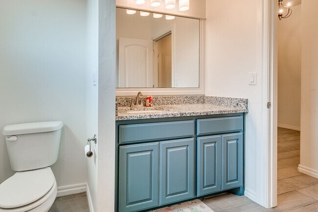 Building Photo - 3 Bed, 2 Bath Home with Bonus Office and  ...