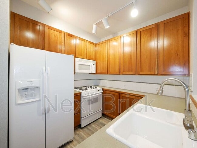 Building Photo - 109 2nd St S