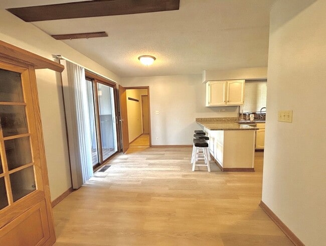 Building Photo - Entertainers dream in the heart of Eden Prairie! 3000+sf, updated, beautiful yard!!