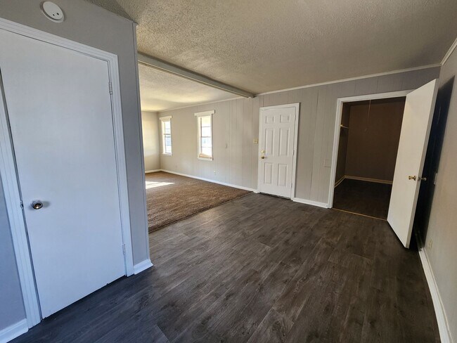 Building Photo - 3 Bedroom / 1 Bathroom Home – West Memphis, AR