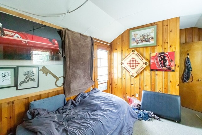 Building Photo - Close to Campus