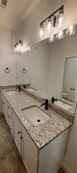 Building Photo - 5 Hawthorn Ln