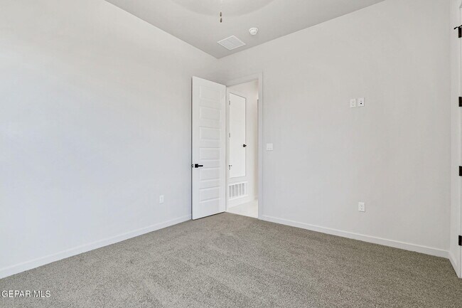 Building Photo - 836 Eltham Dr