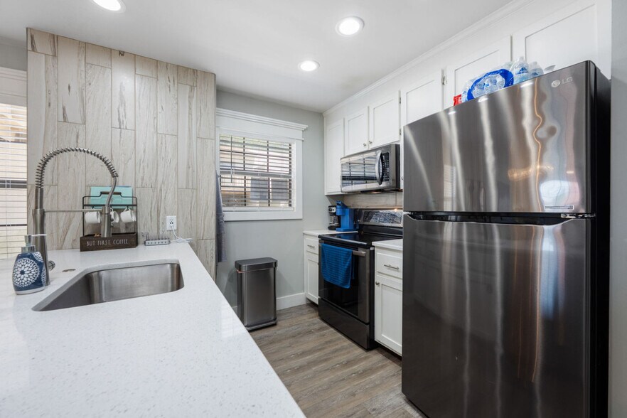 Building Photo - 17462 Front Beach Rd