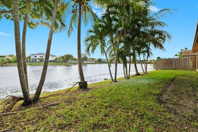 Building Photo - Stunning 4 Bed + Den | 3 Bath Waterfront Home – Miami, FL 33175