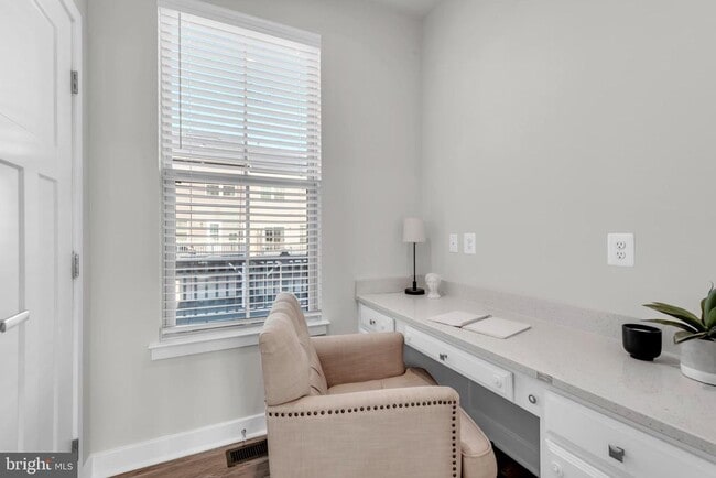 Building Photo - 14910 Townshend Ter Ave