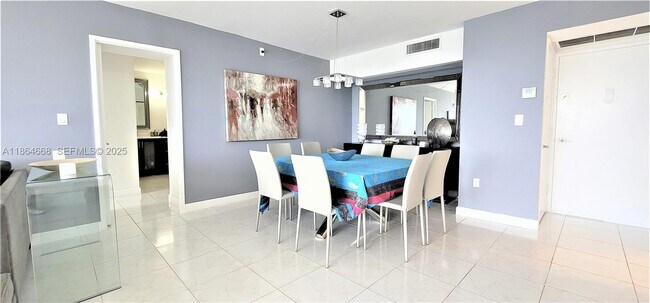 Building Photo - 3731 N Country Club Dr