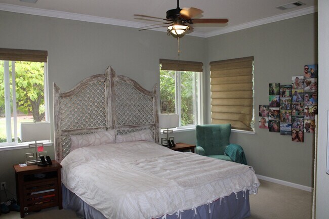 Building Photo - Gorgeous Single Story 3 Bedroom, 2 Bath wi...