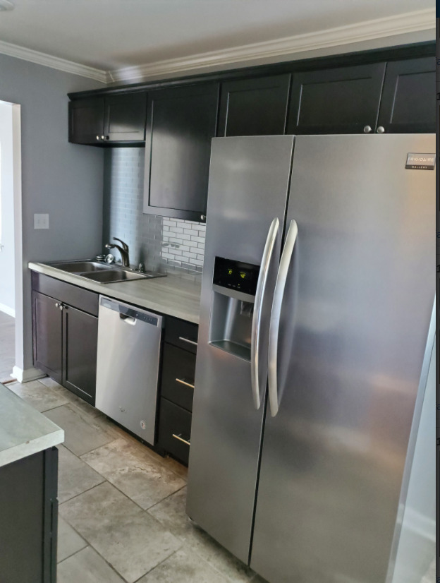 Stainless Appliances - Sunset Tower