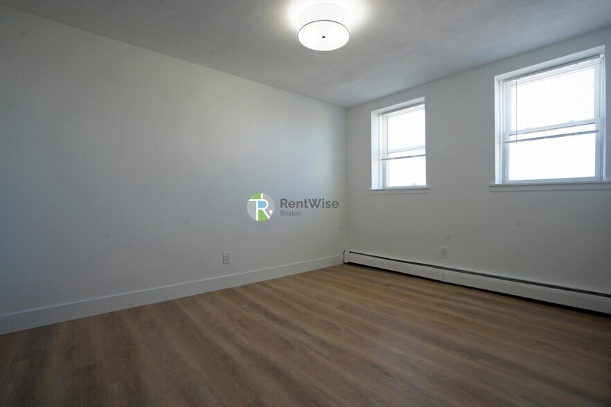 Building Photo - 740 E 7th St