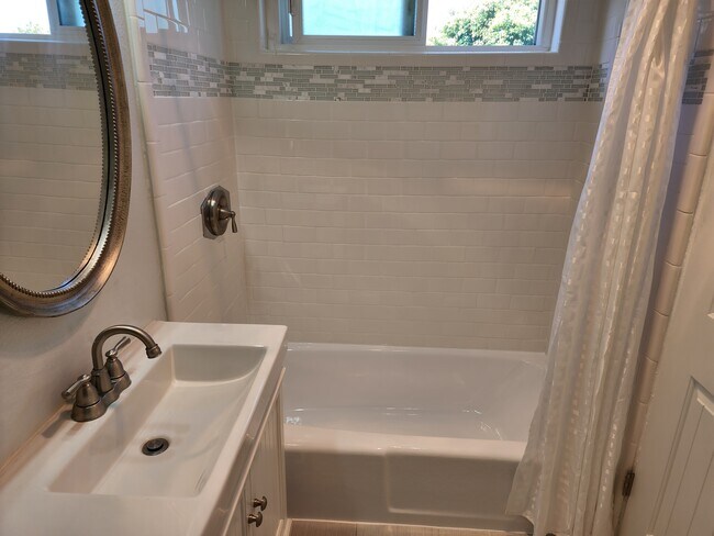 Building Photo - 323 S Broadway