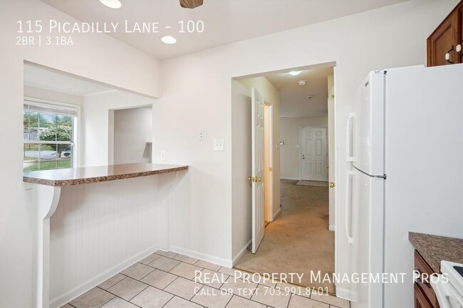 Building Photo - Spacious 3-Story End-Unit Townhome in Prim...