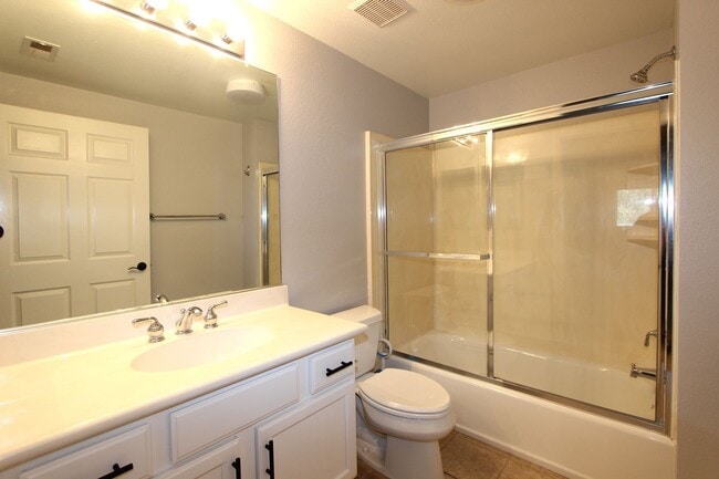 Building Photo - Light & Bright 2 bedroom 2 bathroom condo ...