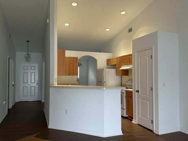 Building Photo - Spacious 4 bed 2 bath, 2 car garage with fenced-in backyard in Poinciana Neighborhood