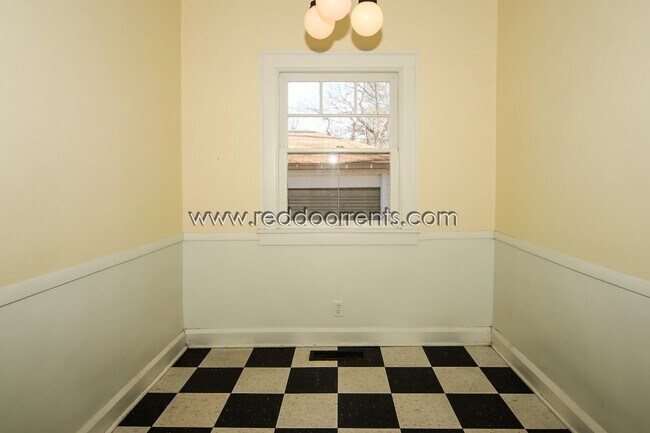 Building Photo - Coming Soon! 2 Bedroom/ 1.5 Bath Forest Hi...