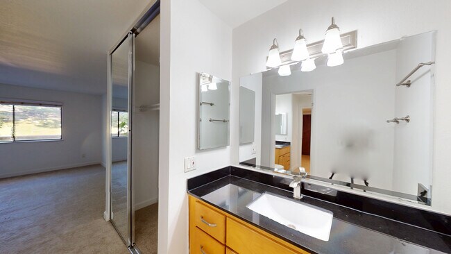 Building Photo - 37-1 Clay Ct-37