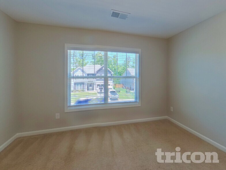 Building Photo - 563 Roseridge Dr