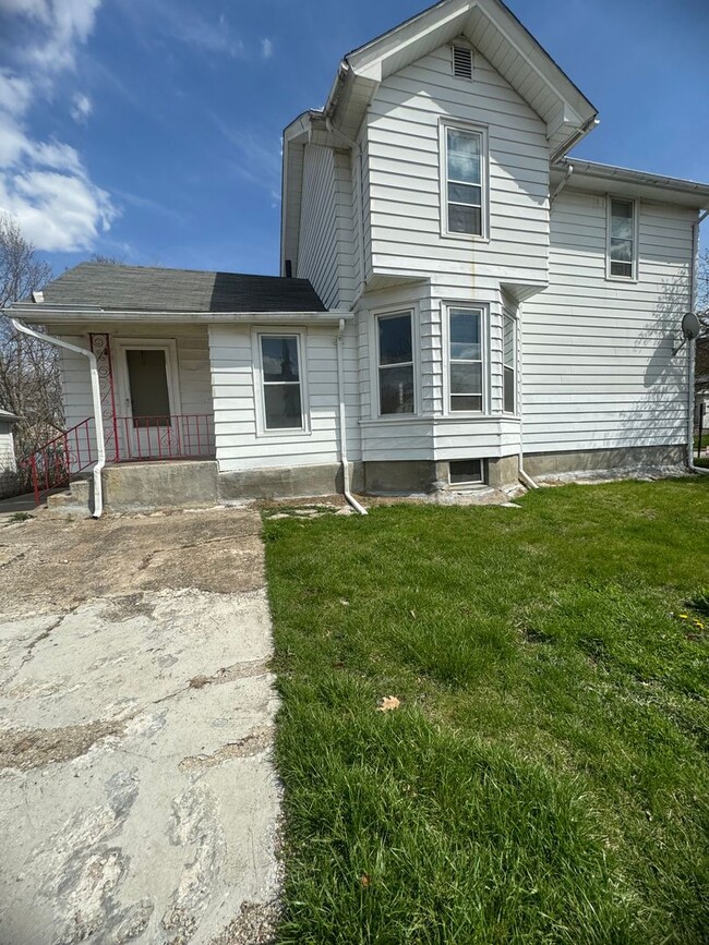 Building Photo - 3 bed 1.5 bath house in Davenport availabl...